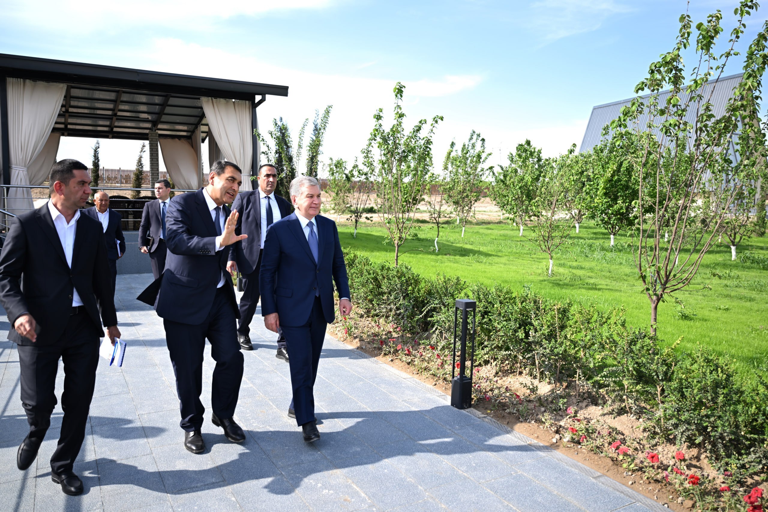 Шавкат Мирзиёев ознакомился с проектами в новом туристическом комплексе, построенном на базе водохранилища «Каркидон»