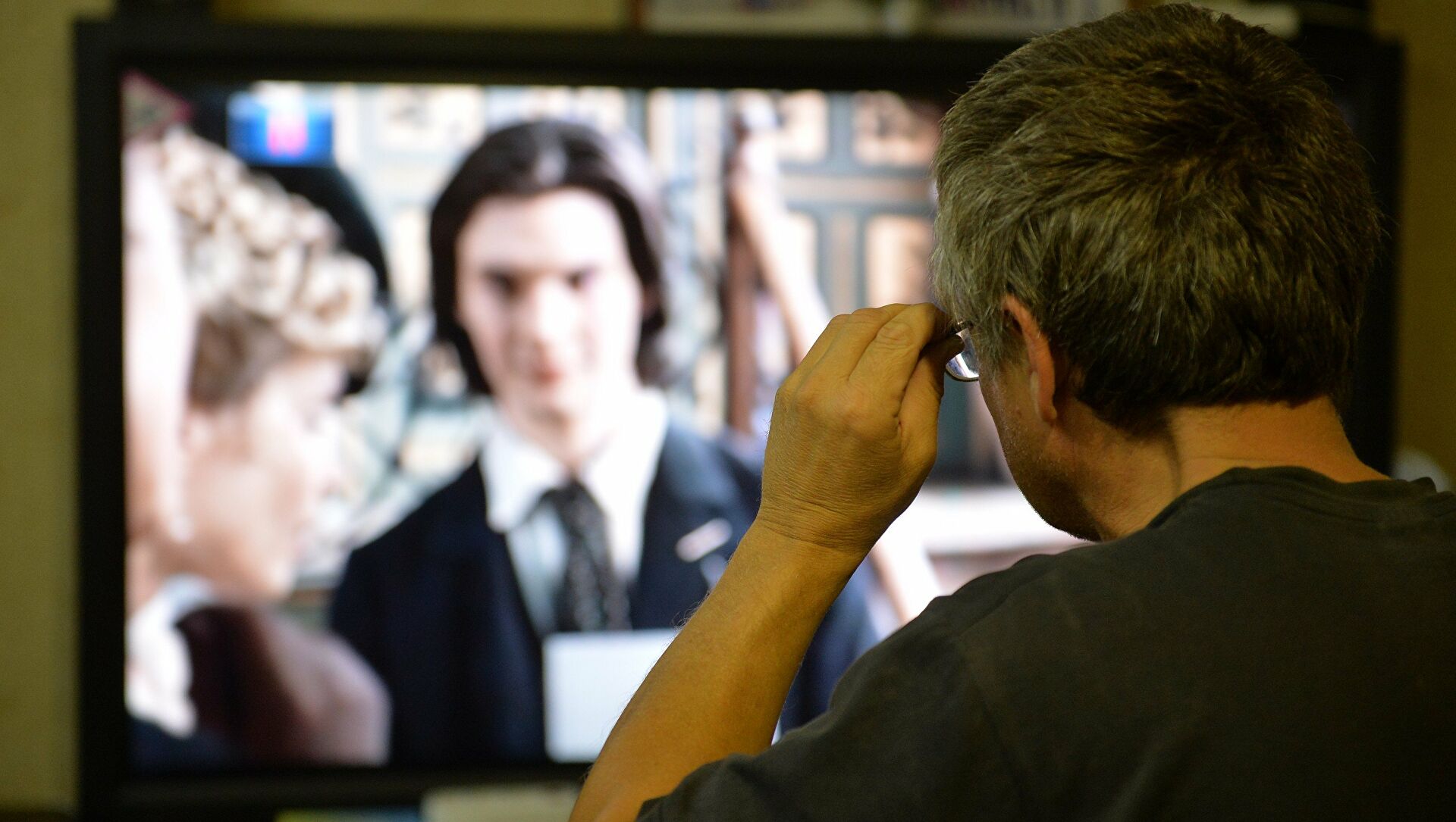 Врач рассказал, как смотреть телевизор без вреда здоровью