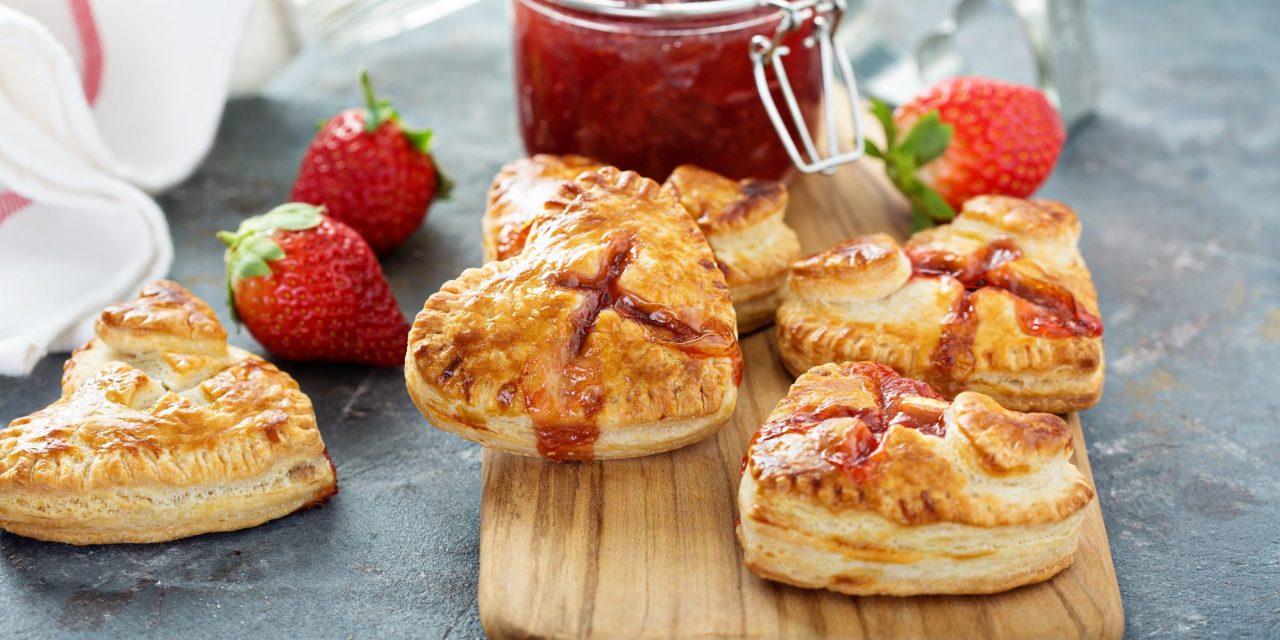 Рецепт вкусных сердечек из слоеного теста с джемом и шоколадом