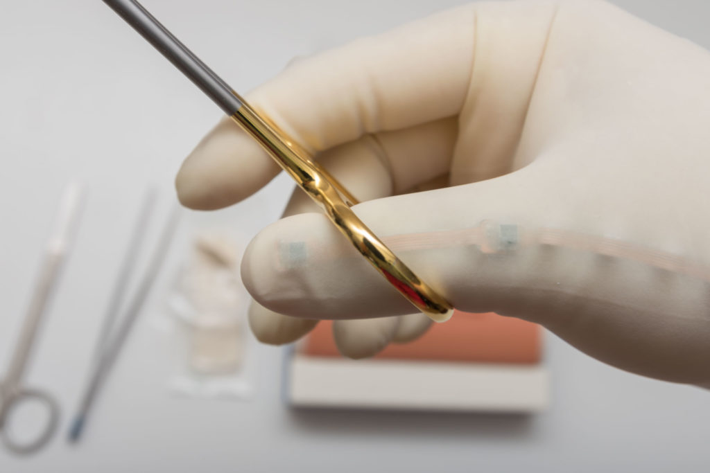 Ученые изобрели умные хирургические перчатки, которые помогут студентам-медикам