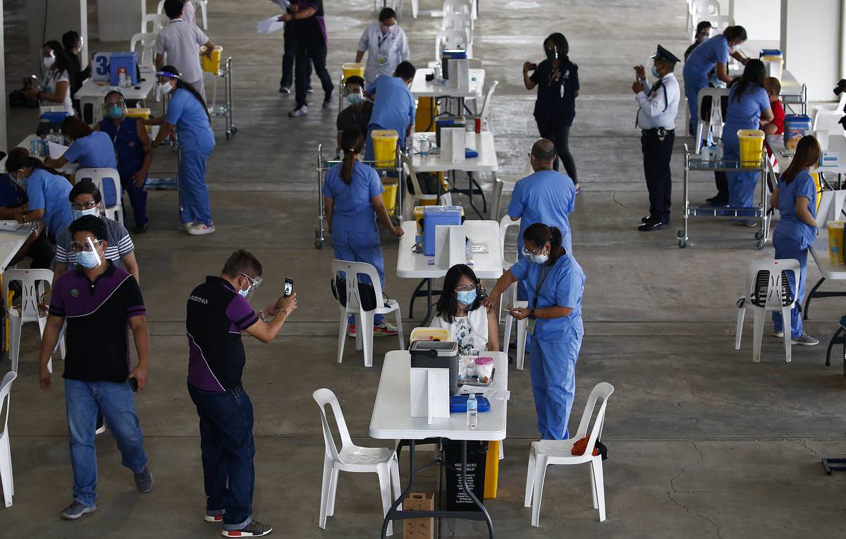 Как вакцинация возвращает мир к жизни без ограничений