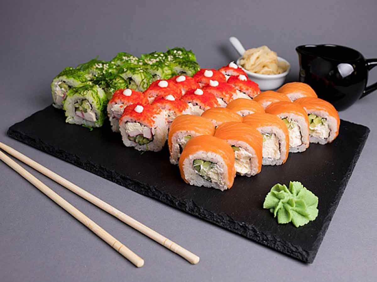 Врач рассказал, чем опасны роллы и суши для организма — в них много паразитов