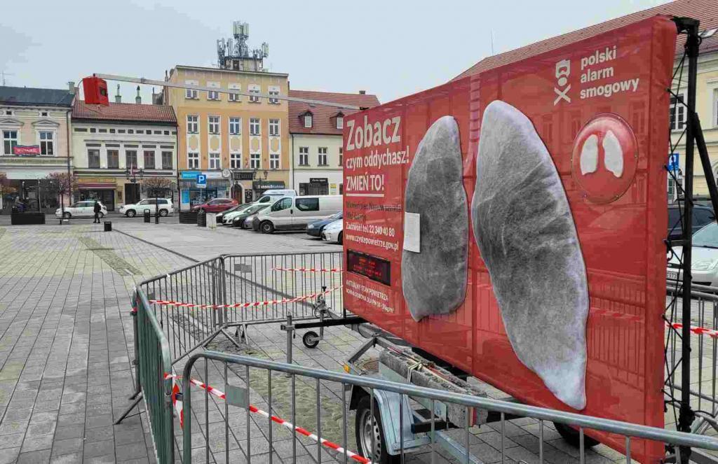 На улицах Польши установили громадные «легкие», которые показывают, как загрязненный воздух влияет на организм человека