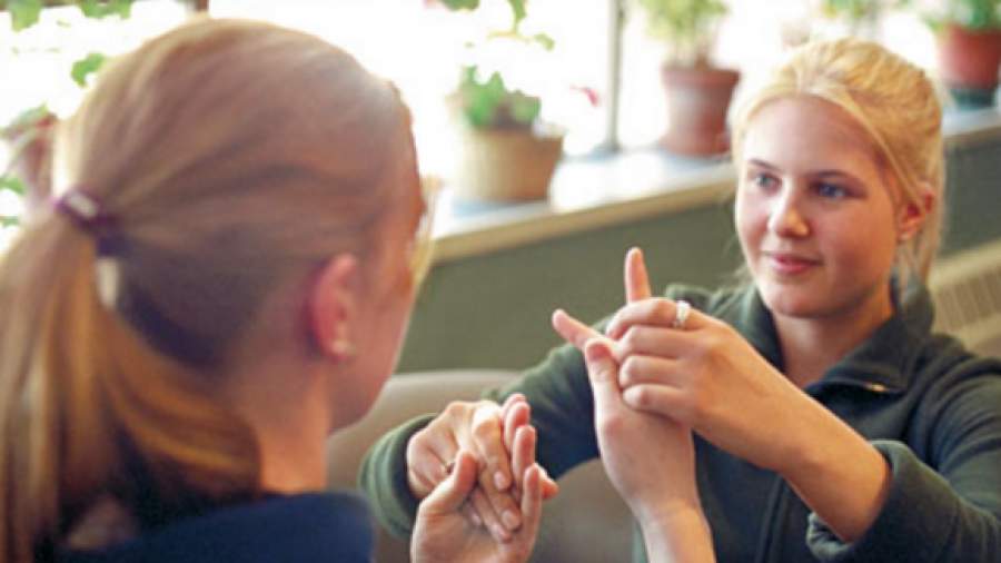 Ученые создали прибор, который поможет общаться со слепоглухими людьми