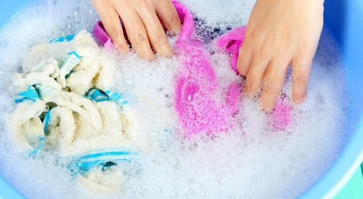 Дерматолог рассказала, в каких случаях стиральный порошок может навредить коже