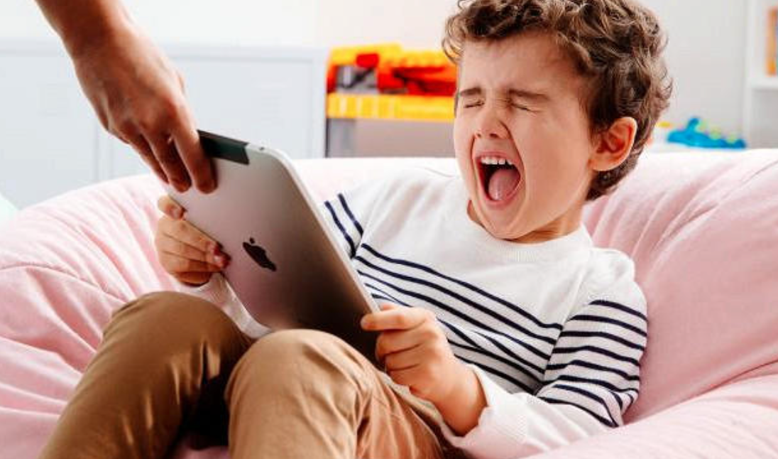 Как ограничить игры ребенка в гаджеты без скандала?