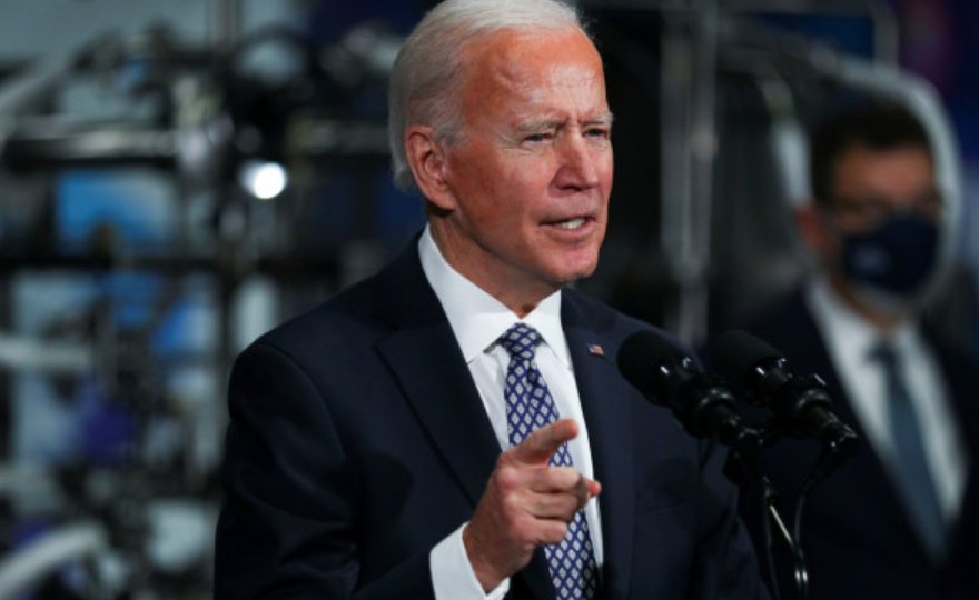 Байден рассказал, как США будет бороться со штаммом «омикрон» коронавируса 