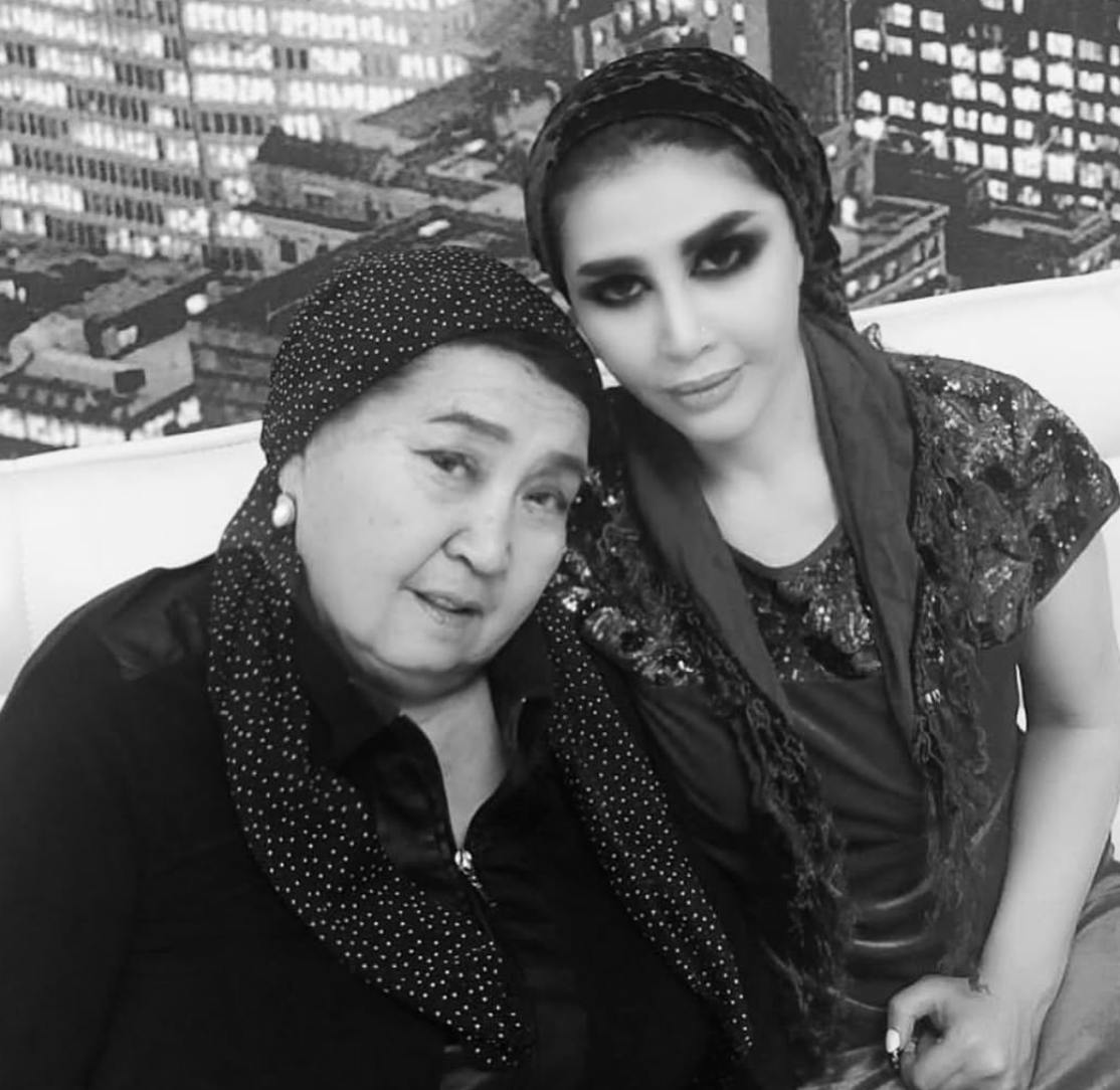 На фото мать Озоды Рано