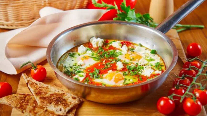 Рецепт шакшуки с хрустящими тостами на завтрак 