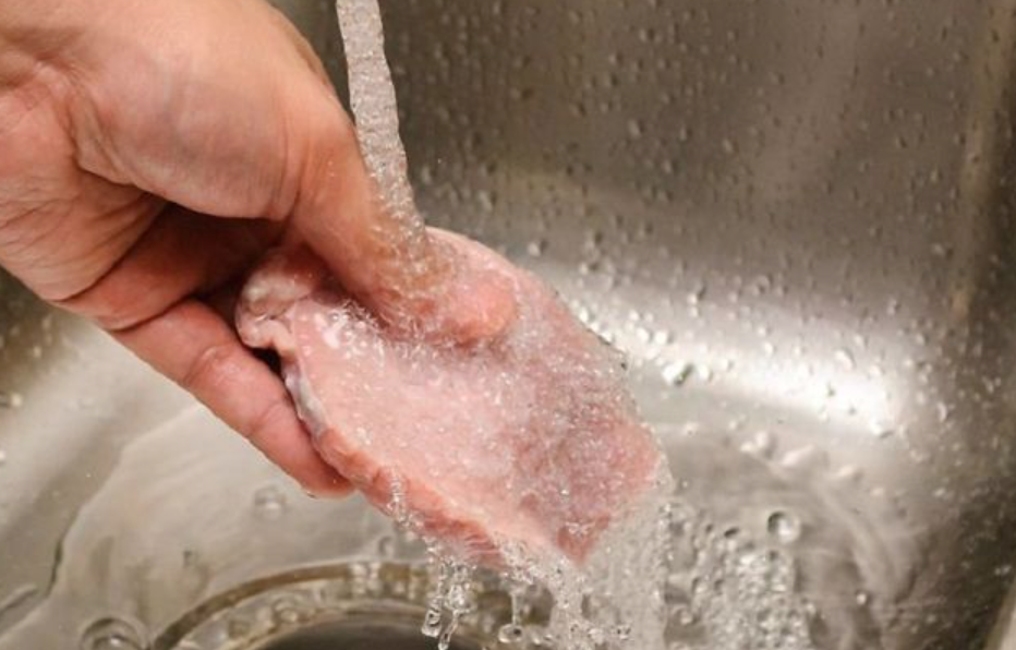 Что будет, если плохо промывать еду?