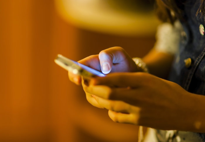 Девочки раньше мальчиков начинают страдать от влияния соцсетей — исследование