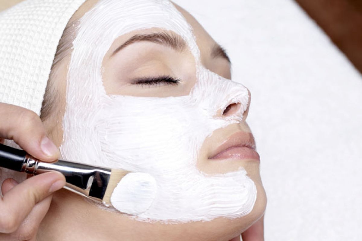Дерматолог назвала самую опасную процедуру для лица на дому