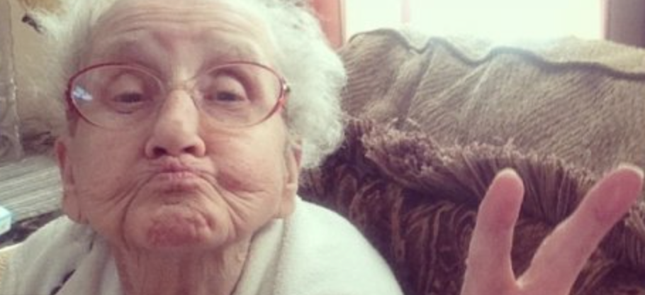 Женщина дожила до 100 лет благодаря каждодневному бокалу вина