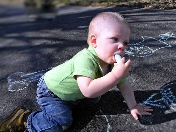 Ребенок ест мел – о чем это может говорить?