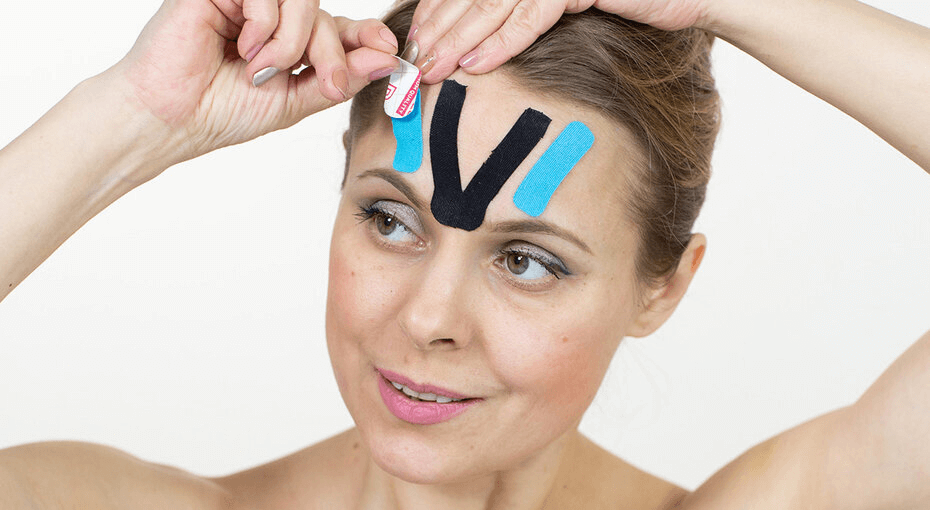 Женщина раскрыла секрет молодой внешности - она пользуется обычным скотчем