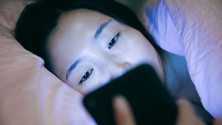 Как синие тона в экране телефона влияют на человеческую кожу