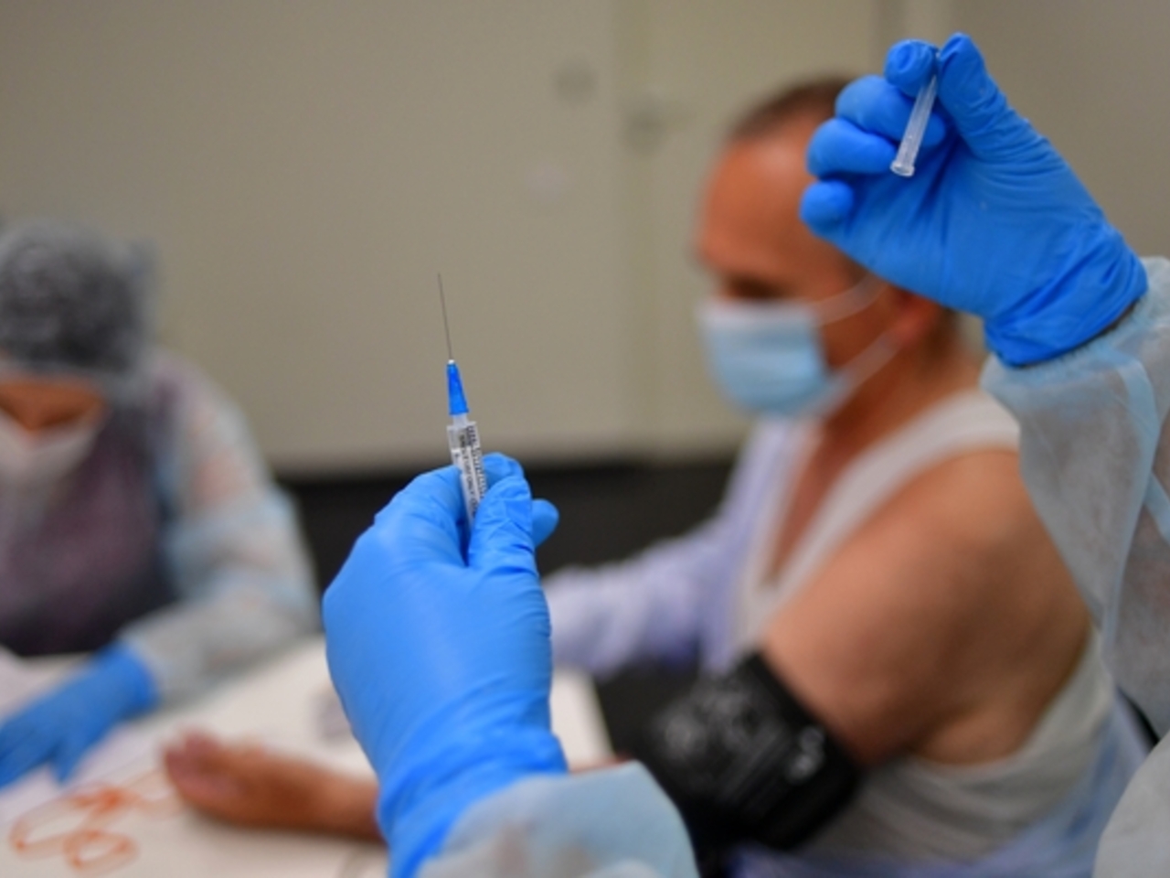 Оценена доля заболевших COVID-19 после вакцинации