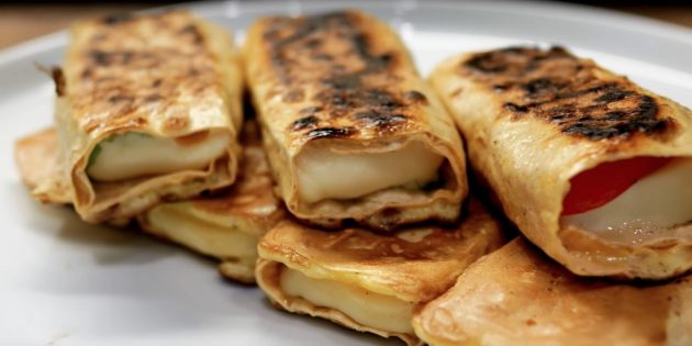 Рецепт вкусных рулетиков из лаваша с сыром на завтрак