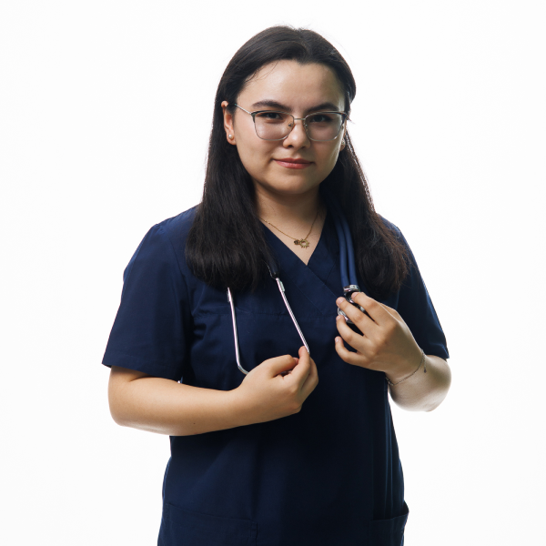 Я начала подготовку к USMLE Step 1 на третьем курсе. Хотя поначалу это казалось невозможным, наш учебный план, поддержка родителей и мотивация от профессоров помогли мне достичь успеха. Формально я начала подготовку в ноябре, купив Amboss Qbank (банк вопросов, который используется студентами-медиками для подготовки к различным медицинским экзаменам, включая USMLE Step 1). Моя стратегия состояла в изучении семестровых предметов как Step 1. Благодаря тому, что наша школа обучает на английском языке и многие профессора основывают свои курсы на американских, европейских или корейских образовательных системах, мне удалось успешно подготовиться к экзамену.