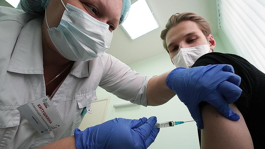 Врач рассказала, в каких случаях стоит «прикрыть» прививку другими препаратами