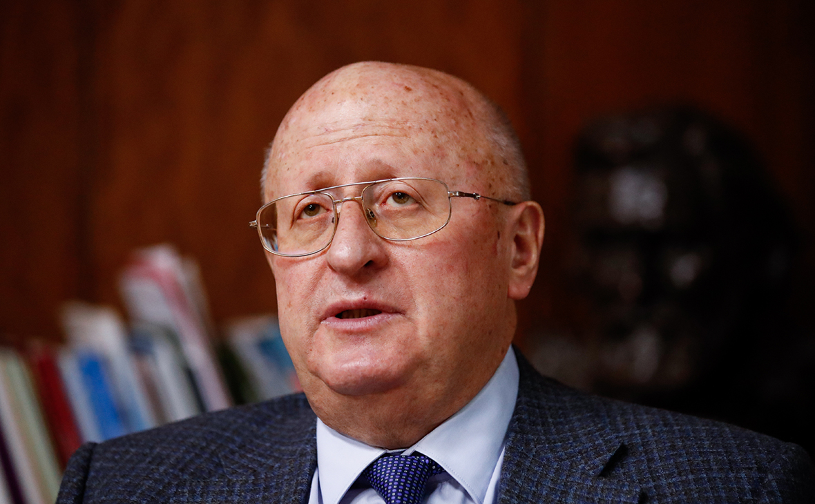 «Побочные эффекты вакцины против коронавируса для подростков незначительны», — микробиолог Гинцбург