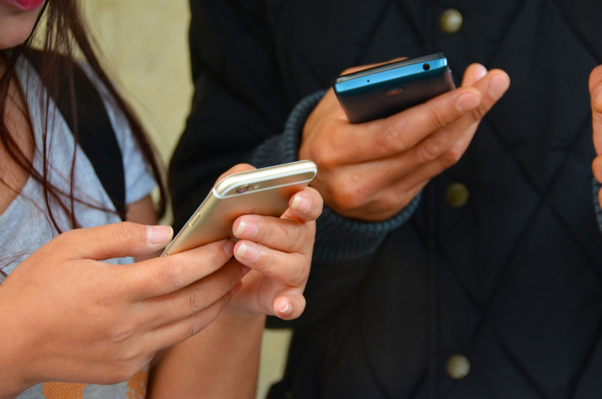 Узбекский терапевт рассказала, почему из-за телефона болит голова