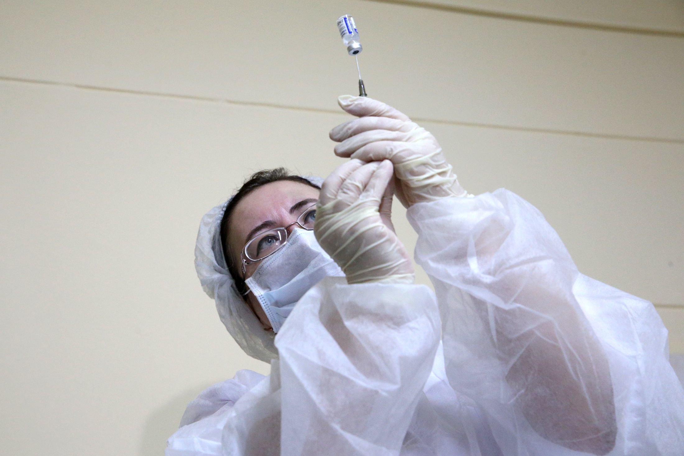 Врач сравнил иммунитет привившихся и переболевших COVID-19