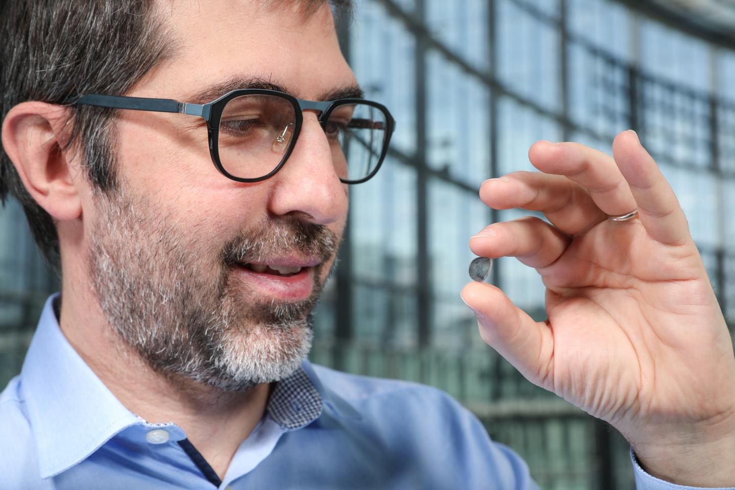 Швейцарские ученые изобрели имплантат сетчатки глаза, который может дать искусственное зрение слепым