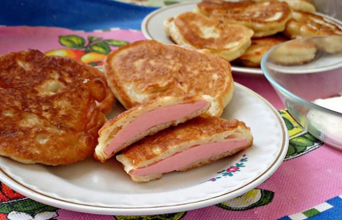 Как приготовить оладьи с колбасой и сыром на завтрак — рецепт