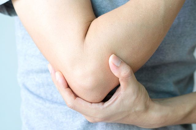 Эксперт рассказала о причинах потрескавшейся кожи на локтях