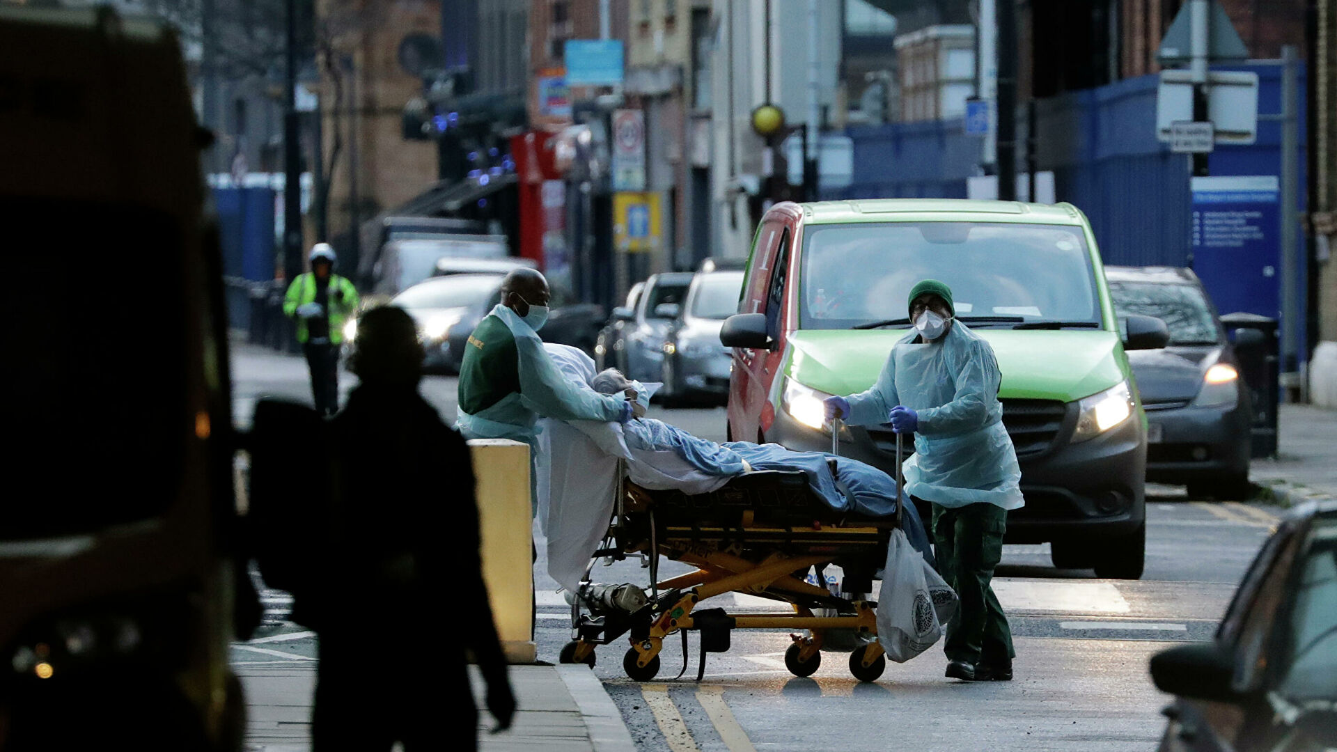 В Великобритании было выявлено 10 тысяч заражений штаммом омикрон – он доминирует в стране