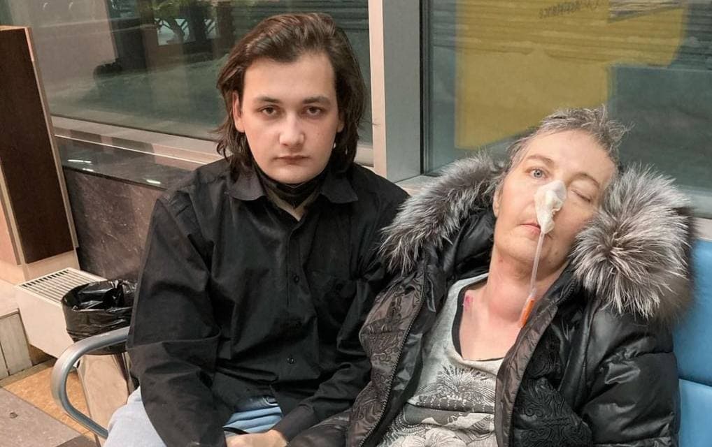 Студент работал круглосуточно, чтобы оплатить операцию больной раком матери