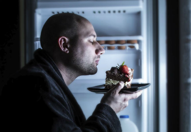 Правда ли, что съеденная ночью еда гниет в кишечнике