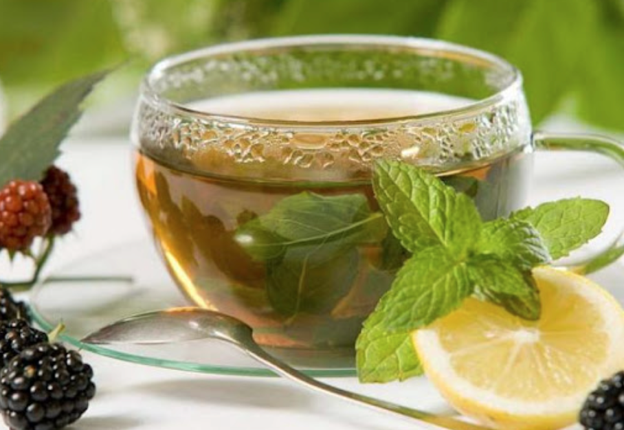 Врач рассказал, когда чай с мелиссой наносит вред вашему здоровью