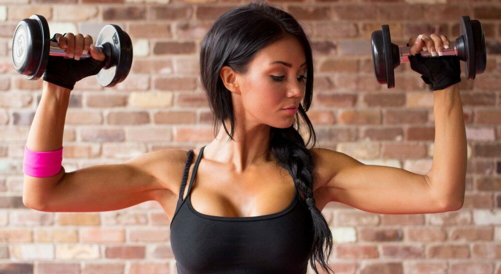 Как качать грудь и руки правильно — видео