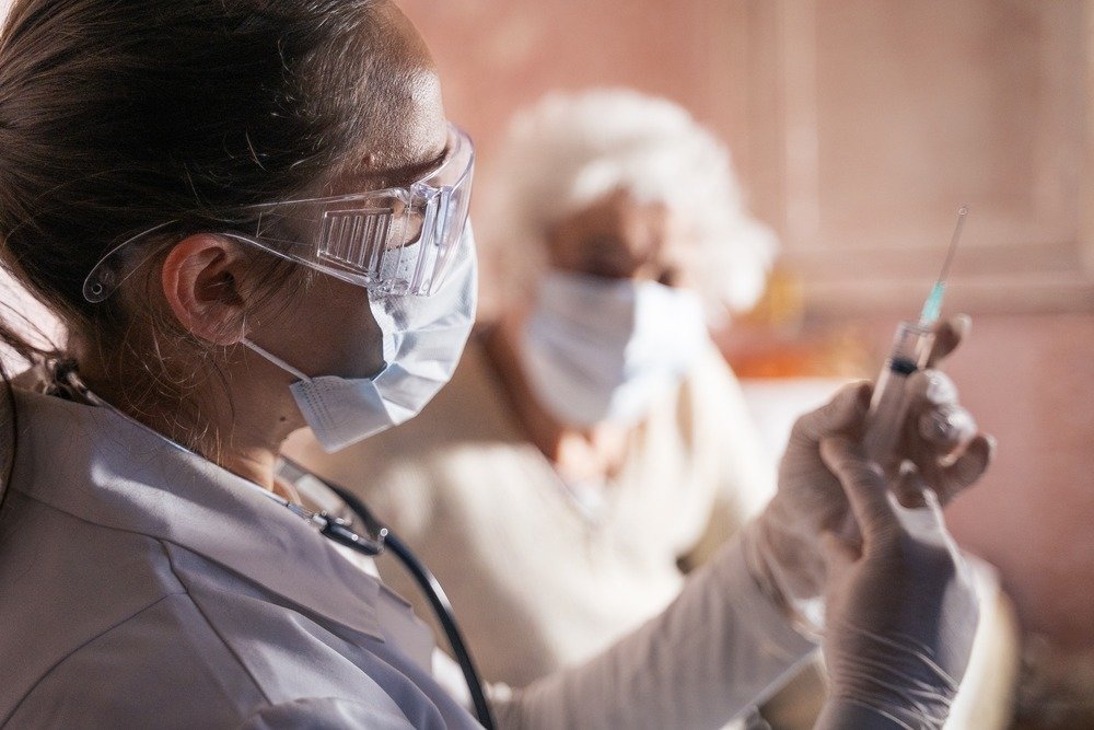 Всем пожилым людям рекомендовали вакцинироваться от коронавируса