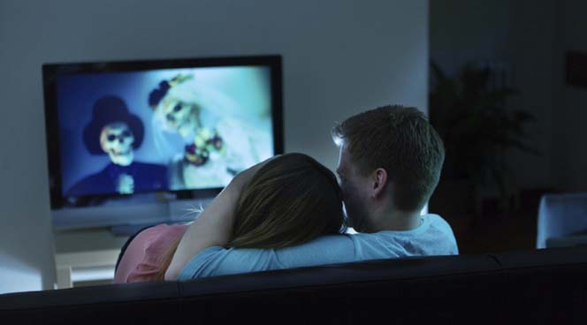 Ученые выяснили, почему сердцебиение людей синхронизируется при просмотре фильмов и чтении книг