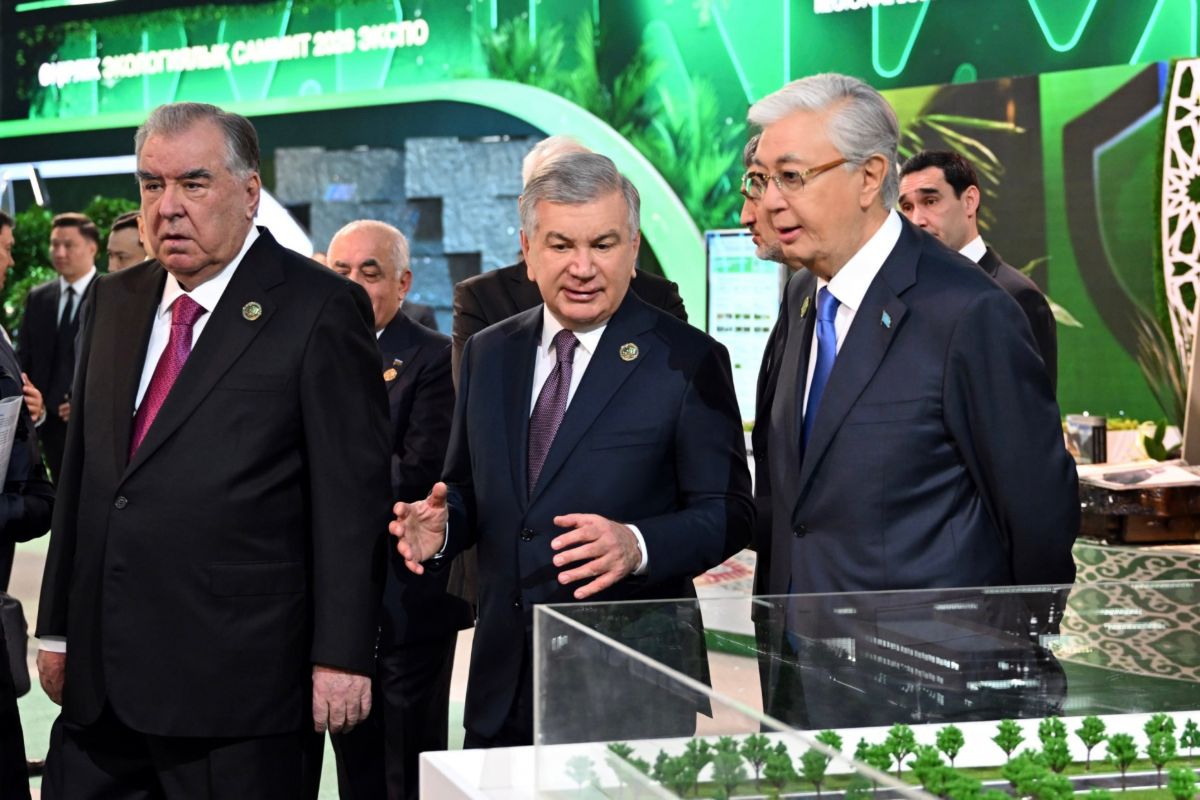 Шавкат Мирзиёев посетил выставку Регионального экологического саммита в Астане