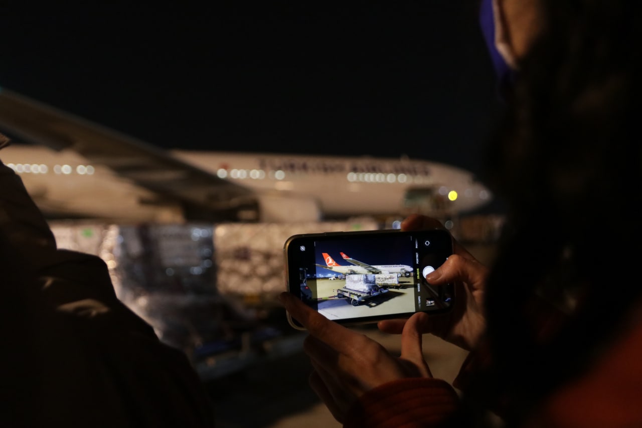 Фоторепортаж с места прибытия вакцины от COVID-19