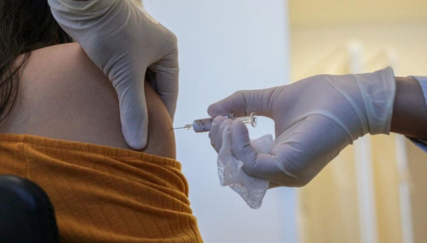 Стало ясно, кому противопоказана вакцина против COVID-19