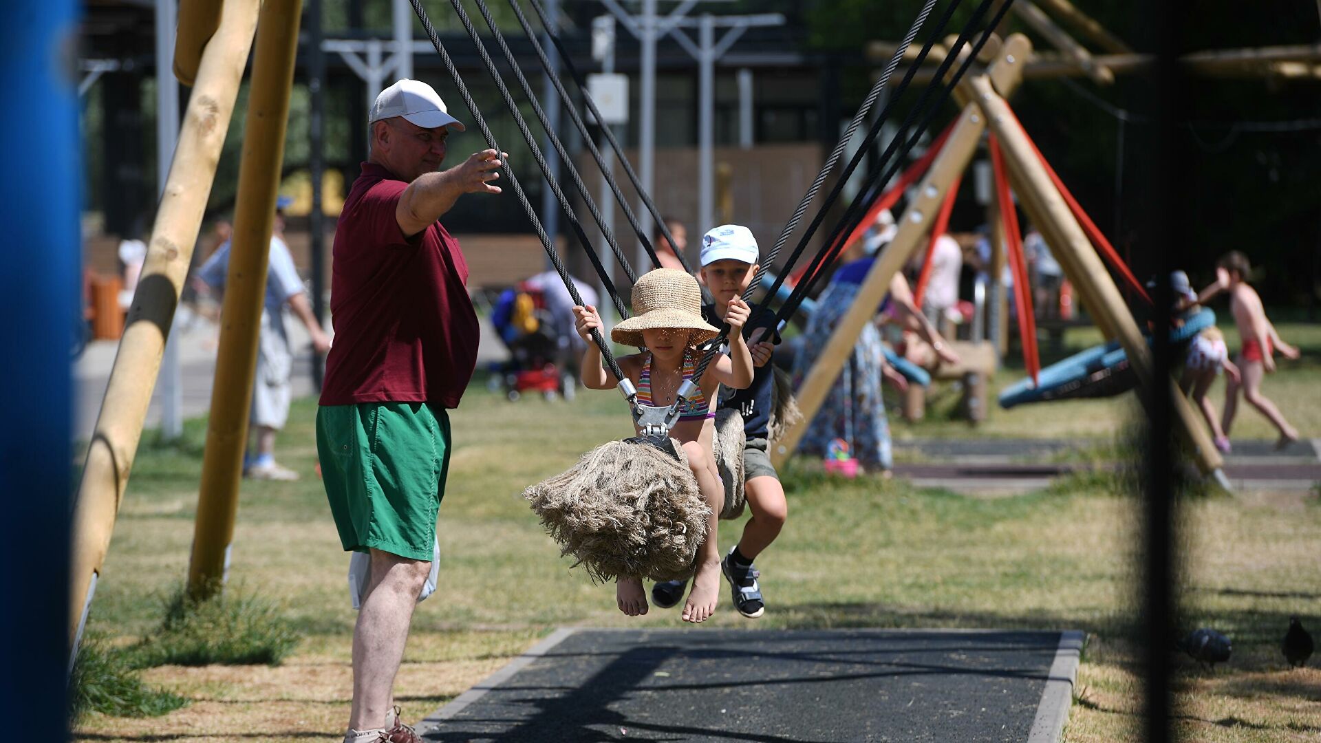 Чем опасны детские площадки?