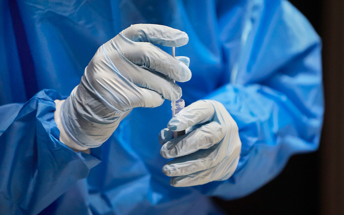 Омикрон мог появиться при испытаниях лекарства от коронавируса — правда ли это?