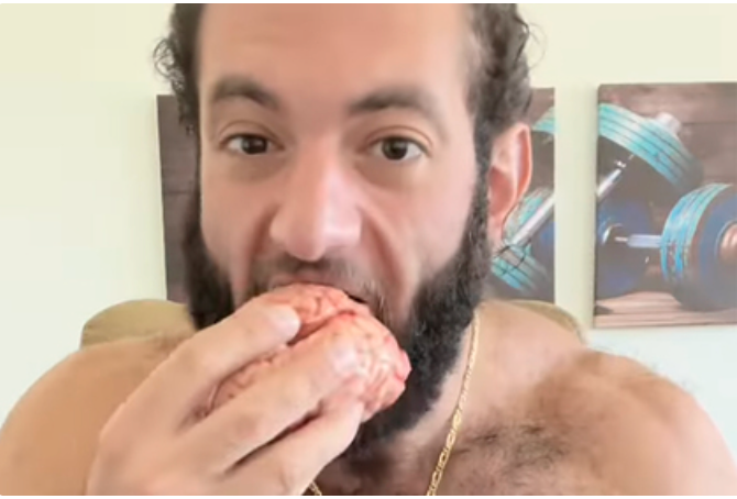 Мужчина решил сесть на диету и начал есть сырое мясо и мозг