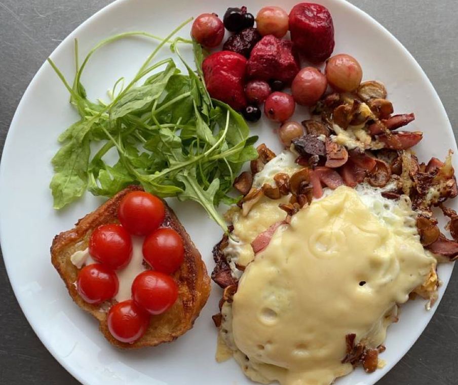 Рецепт сытного омлета с грибами, зеленью и сыром на завтрак 