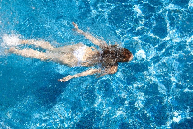 Можно ли купаться и загорать после вакцинации от COVID-19?