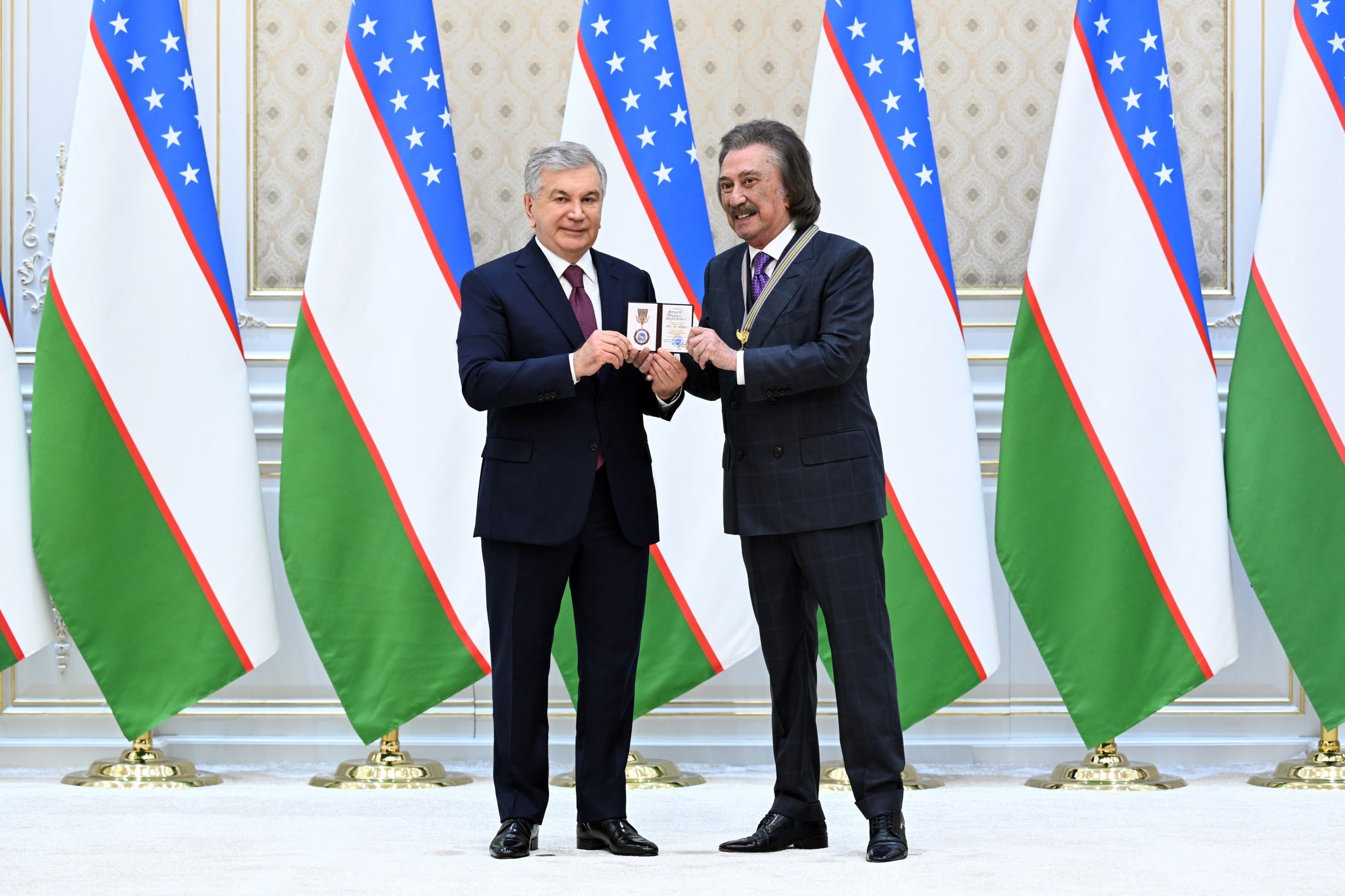 Шавкат Мирзиёев наградил Фарруха Закирова орденом «Буюк хизматлари учун»