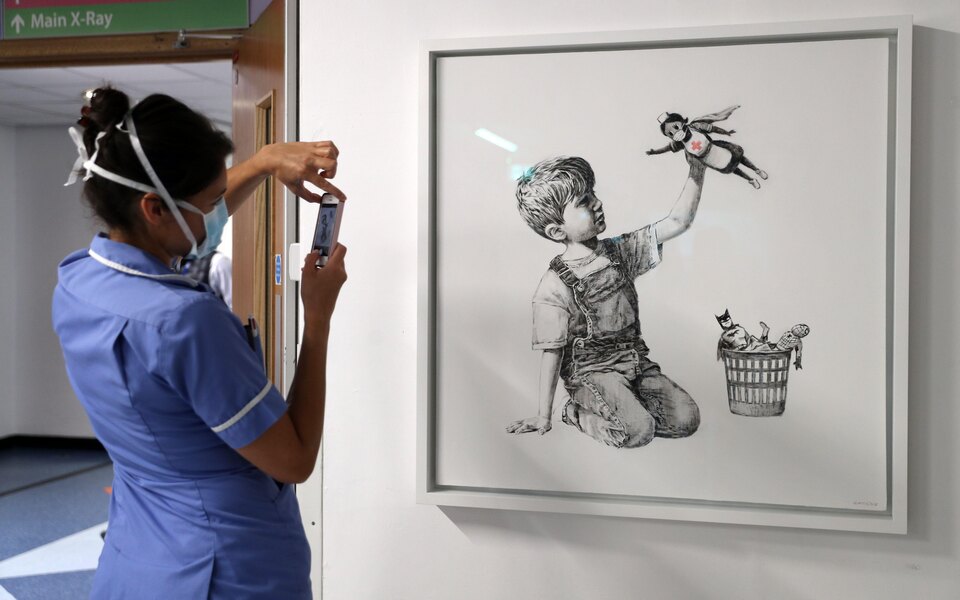 Бэнкси выставит на аукцион работу, посвященную борющимся с Covid-19 медикам