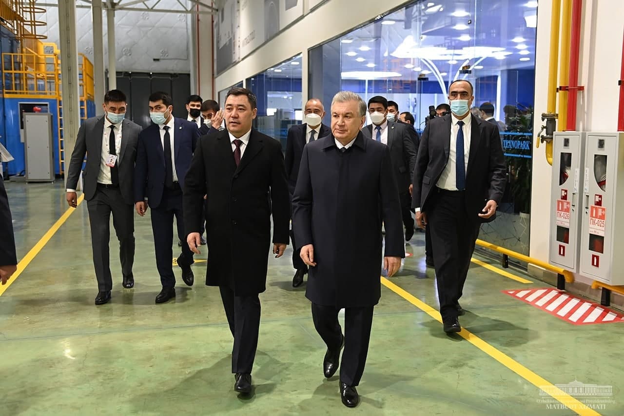 Узбекистан передал в дар Кыргызстану автомобили скорой помощи 