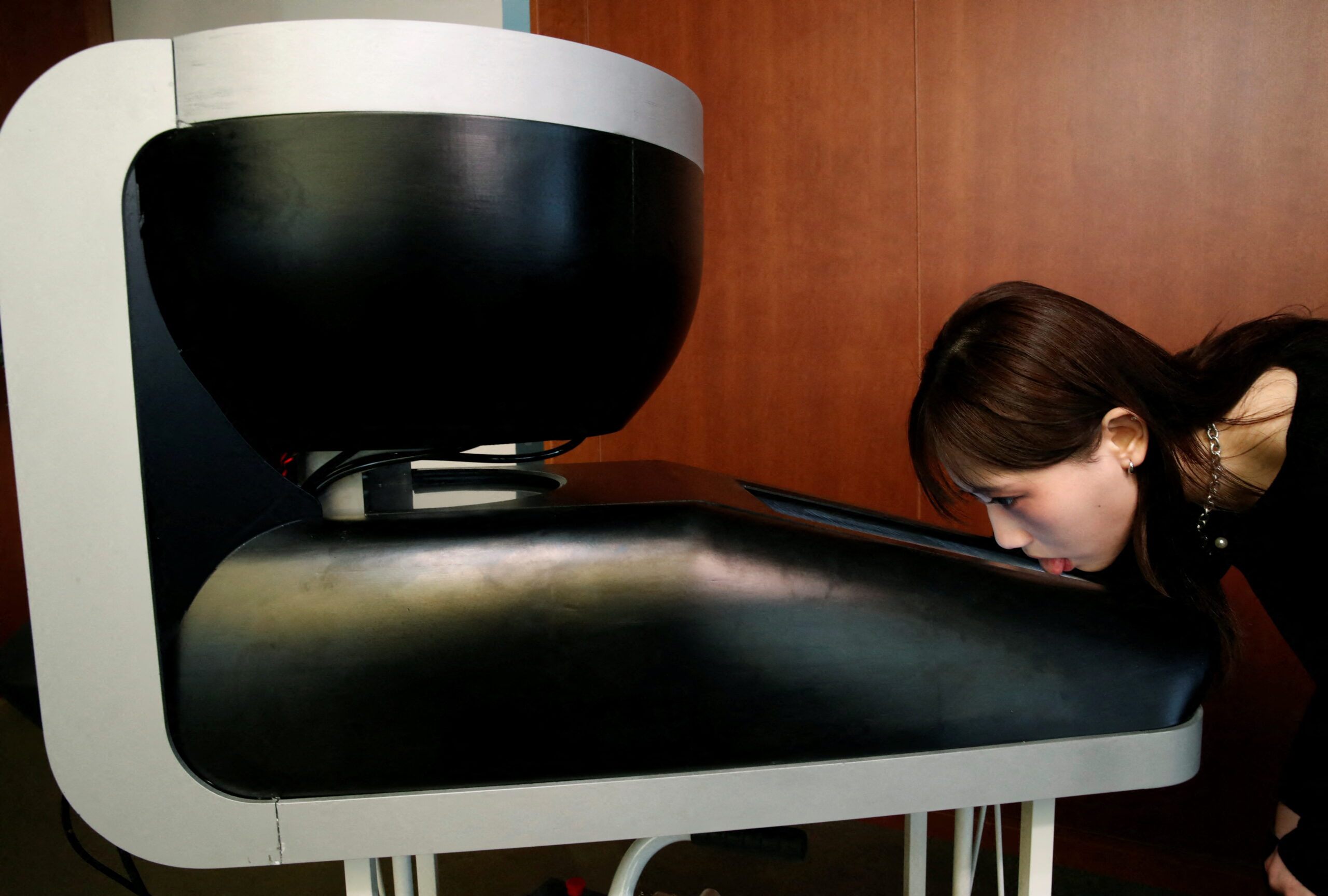 Ученый из Японии создал телевизор, с помощью которого можно чувствовать вкус еды – нужно только облизать экран