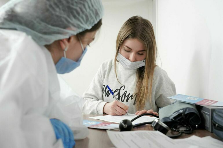 Как лечить первые симптомы омикрона — рассказываем